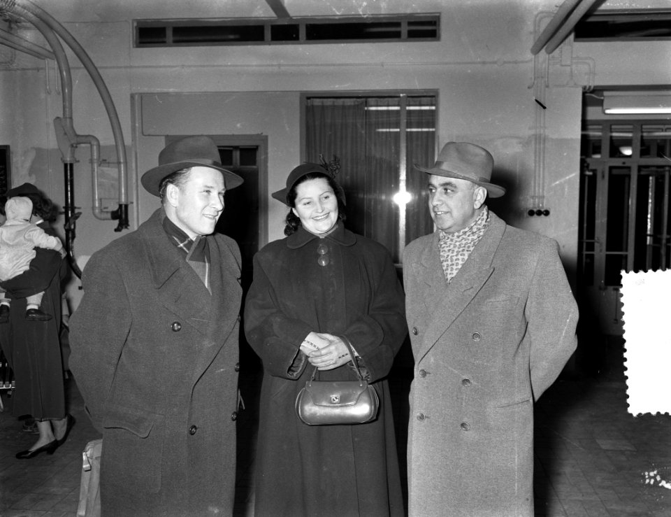 Schiphol aankomst Russische zangers v.l. Zwan Boegajef (tenor), Liba Lobanova (s, Bestanddeelnr 907-4099