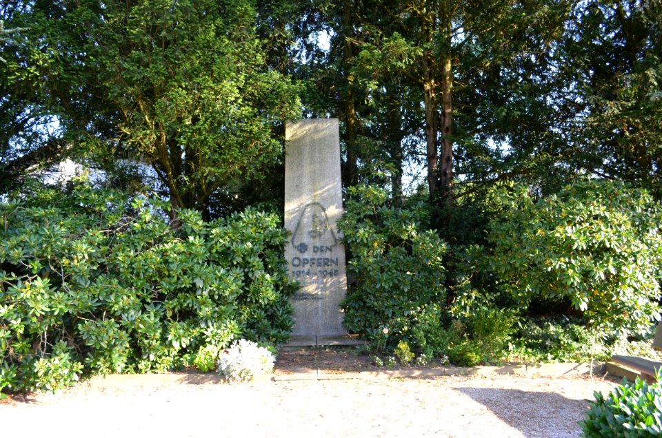 Schneidhain, Friedhof, Kriegsopferdenkmal
