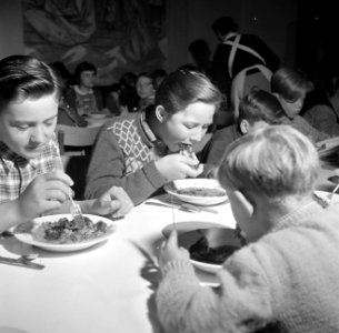 Schipperskinderen gebruiken de middagmaaltijd in de eetzaal van het internaat, Bestanddeelnr 254-1699 photo