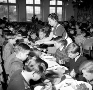 Schipperskinderen gebruiken de middagmaaltijd in de eetzaal van het internaat, Bestanddeelnr 254-1696 photo