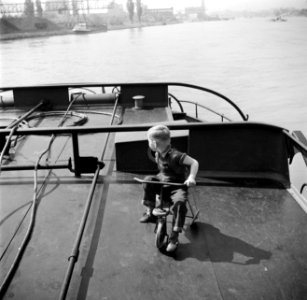 Schipperskind Wim van Geijn op zijn driewieler op het dek van de Damco 230, Bestanddeelnr 254-1655