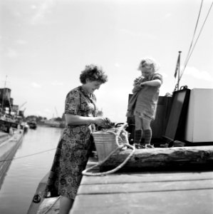 Schipperskind Elly Werner helpt haar moeder met aardappels schillen aan boord in, Bestanddeelnr 254-1643