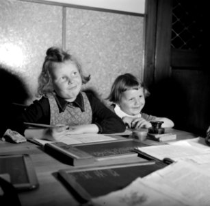 Schiperskinderen leren schrijven met een kroontjespen, Bestanddeelnr 254-1720 photo