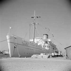 Schip MS Esperia (Adriatica) aan de kade in de haven van Alexandrië, Bestanddeelnr 255-6595