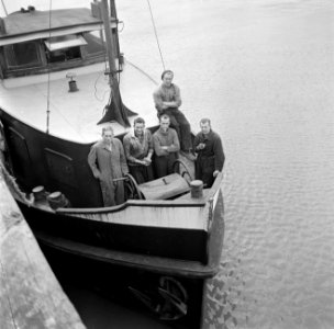 Schip Nederland met de bemanning op de voorplecht aan de kade in Rosslare, Bestanddeelnr 191-0915