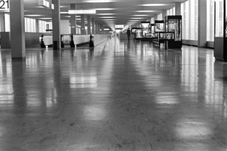 Schiphol dicht door mist, een verlaten pier op Schiphol, Bestanddeelnr 921-0115