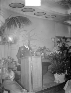 Schiphol 30 jaar onthulling borstbeeld Dr. Plesman, Bestanddeelnr 903-9686