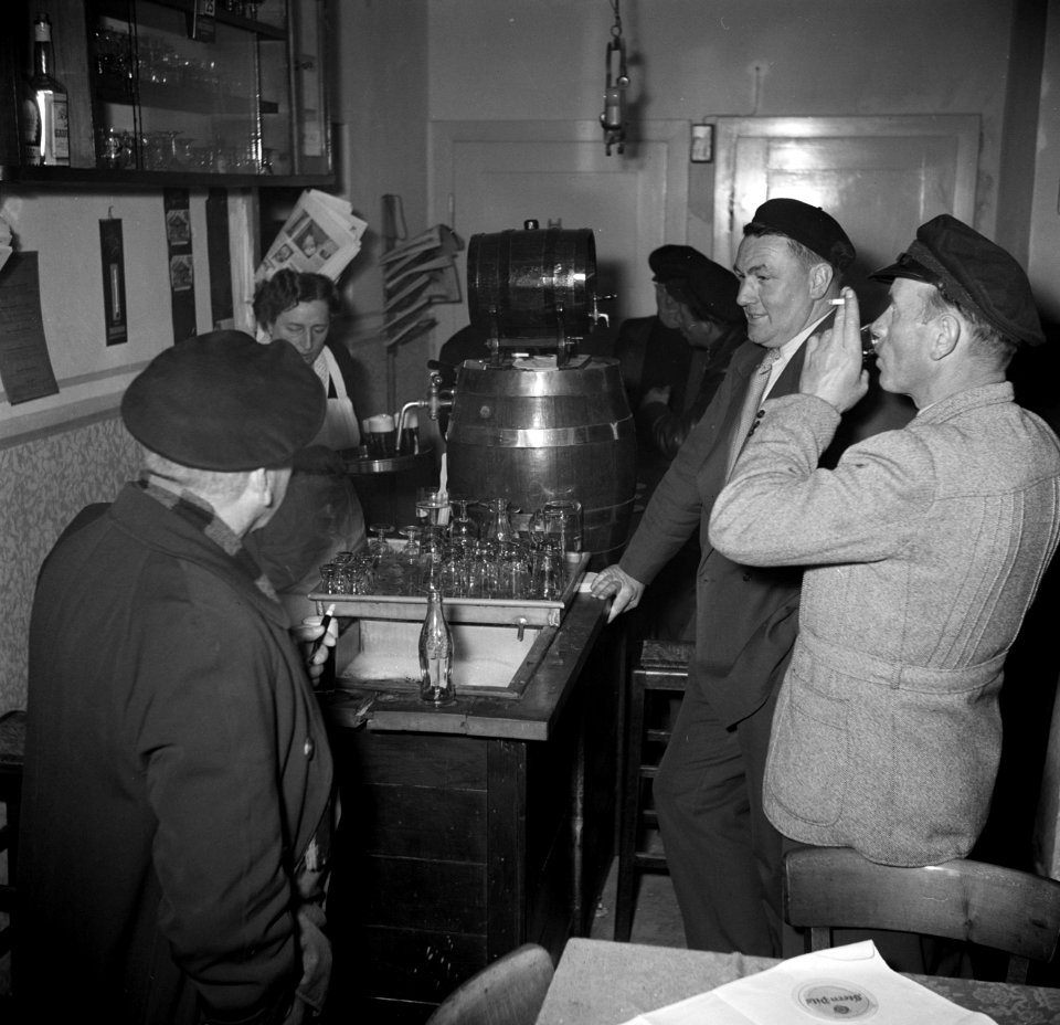Schippers met rechts Anton Rieb in café Zur Rheinlust van Koeverden in Emmerich, Bestanddeelnr 254-1553