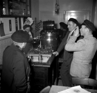 Schippers met rechts Anton Rieb in café Zur Rheinlust van Koeverden in Emmerich, Bestanddeelnr 254-1553