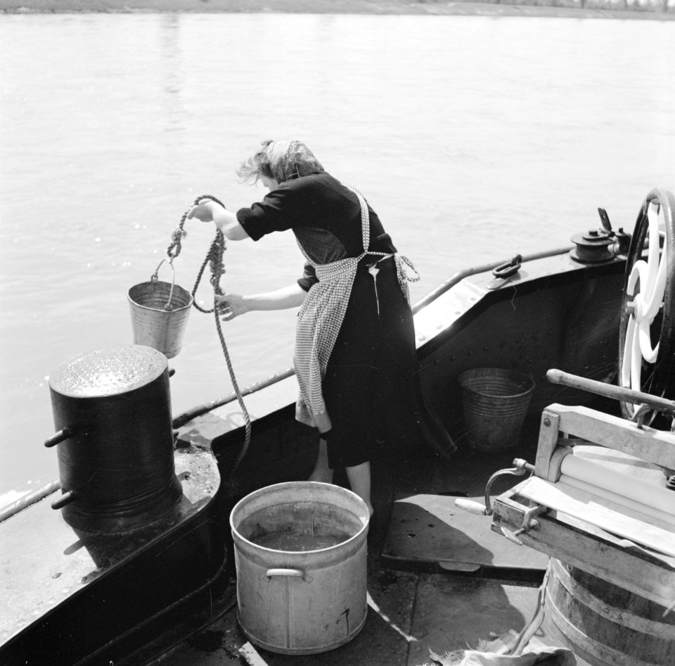 Schippersvrouw van Geijn doet de was aan boord van de Damco 230, Bestanddeelnr 254-1630