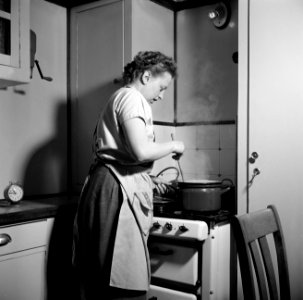 Schippersvrouw Rieb roert in een pan op het fornuis in haar kombuis aan boord va, Bestanddeelnr 254-1470