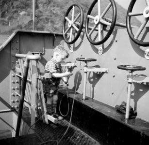 Schipperskind Walter Rieb aan boord van de Damco 9, Bestanddeelnr 254-1425