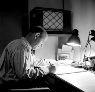 Schipper Anton Rieb van de Damco 9 met zijn logboeken, Bestanddeelnr 254-1363