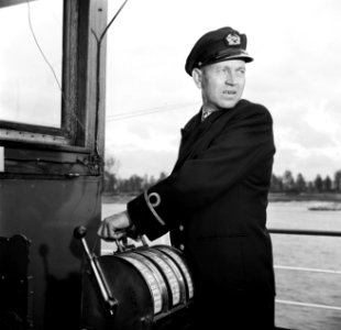 Schipper Anton Rieb van de Damco 9 bij de scheepstelegraaf, vermoedelijk in Wes…, Bestanddeelnr 254-1361