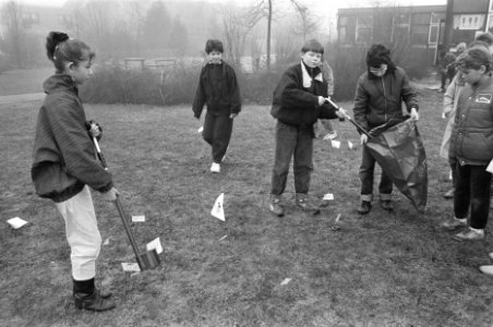Scholieren in Lelystad houden schoonmaakactie met betrekking tot hondepoep, Bestanddeelnr 933-9388