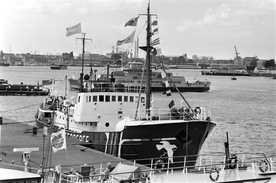 Schip Rainbow Warrior van Greenpeace organisatie in Amsterdam, Bestanddeelnr 929-8699