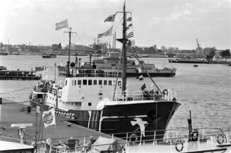 Schip Rainbow Warrior van Greenpeace organisatie in Amsterdam, Bestanddeelnr 929-8699