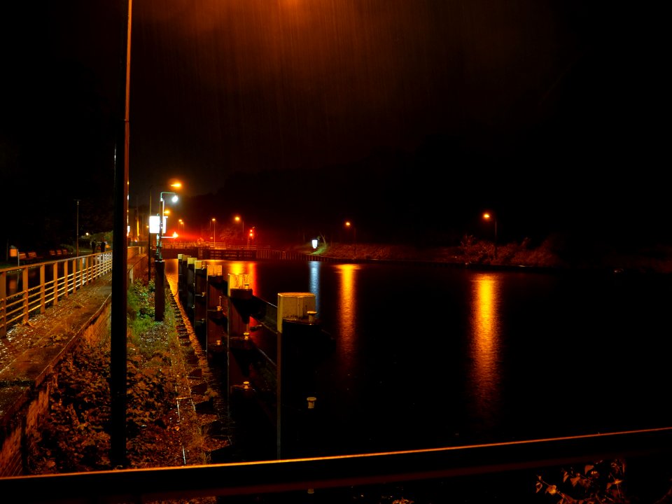 Schleuse Spandau at night with rain 2019-06-12 04