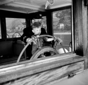 SchipperAnton Rieb met zijn zoon Walter aan het roer van de Damco 9, Bestanddeelnr 254-1419