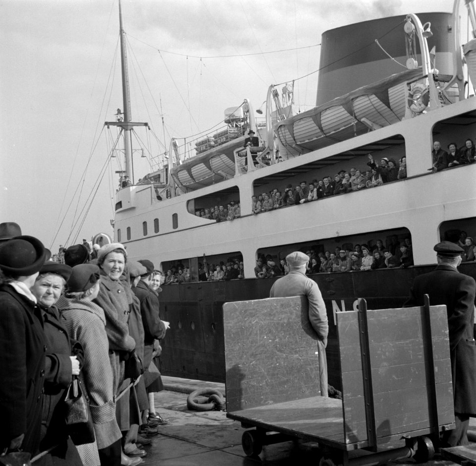 Schip Kronprins Olav bij de kade van DFDS in Kopenhagen op de voorgrond kruiers , Bestanddeelnr 252-8655