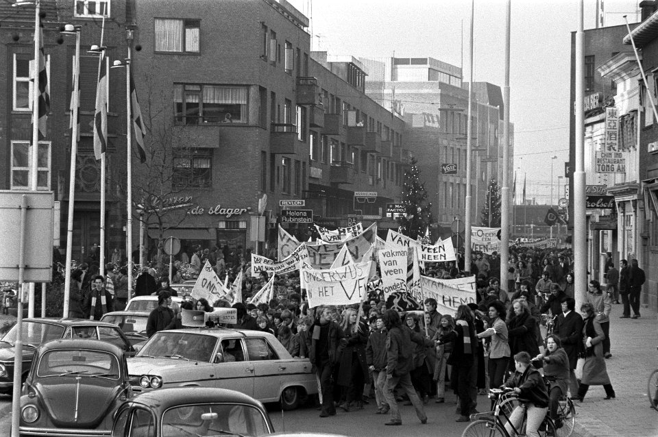 Scholieren demonstreren tegen onderwijsbeleid van minister Van Veen in Eindhoven, Bestanddeelnr 925-2431