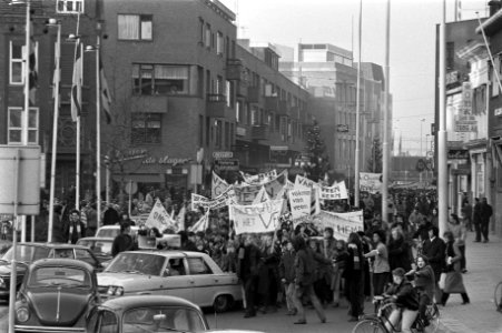 Scholieren demonstreren tegen onderwijsbeleid van minister Van Veen in Eindhoven, Bestanddeelnr 925-2431