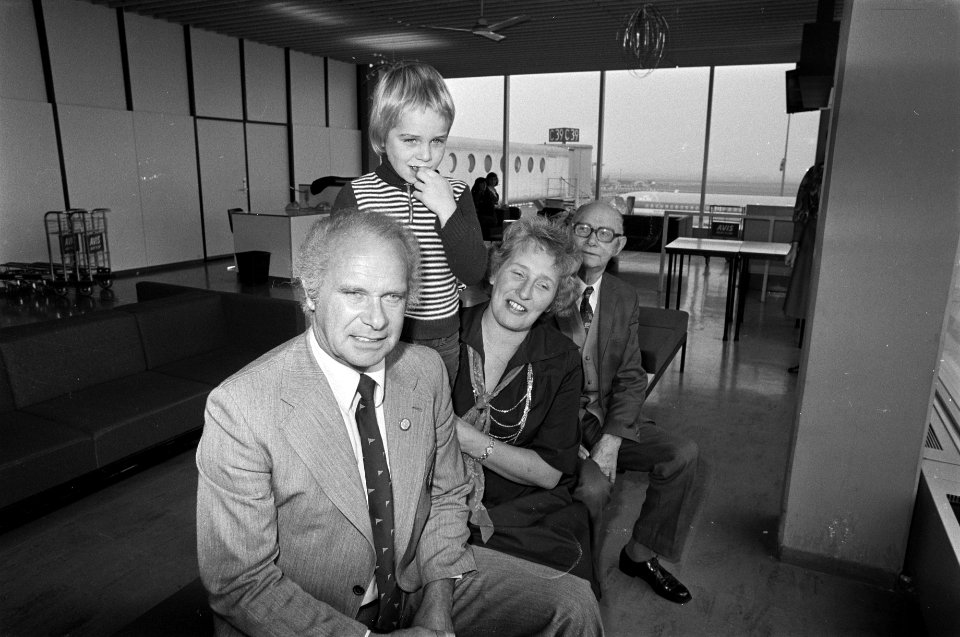 Schipper eigenaar zeilschip Great Escape de heer Huisman op Schiphol samen met, Bestanddeelnr 928-3401