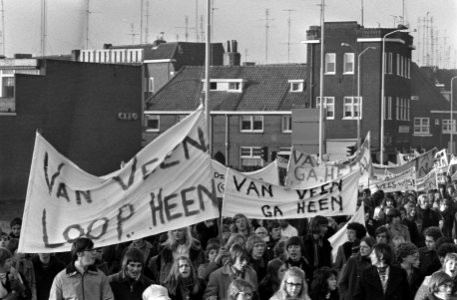 Scholieren demonstreren tegen onderwijsbeleid van minister Van Veen in Eindhoven, Bestanddeelnr 925-2429