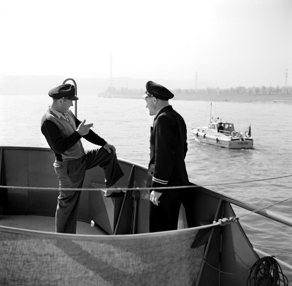 Schipper Anton Rieb staat met agent Willy Steeger van de wasserschutzpolizei te…, Bestanddeelnr 254-1521