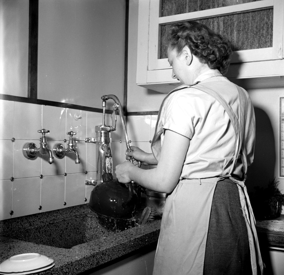 Schippersvrouw Rieb pompt water in een ketel in haar kombuis aan boord van de D…, Bestanddeelnr 254-1469