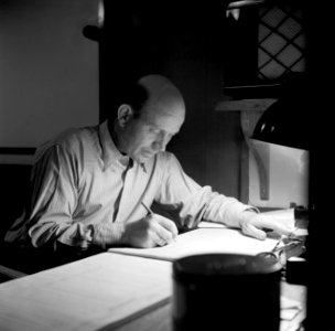 Schipper Anton Rieb van de Damco 9 met zijn logboeken, Bestanddeelnr 254-1362