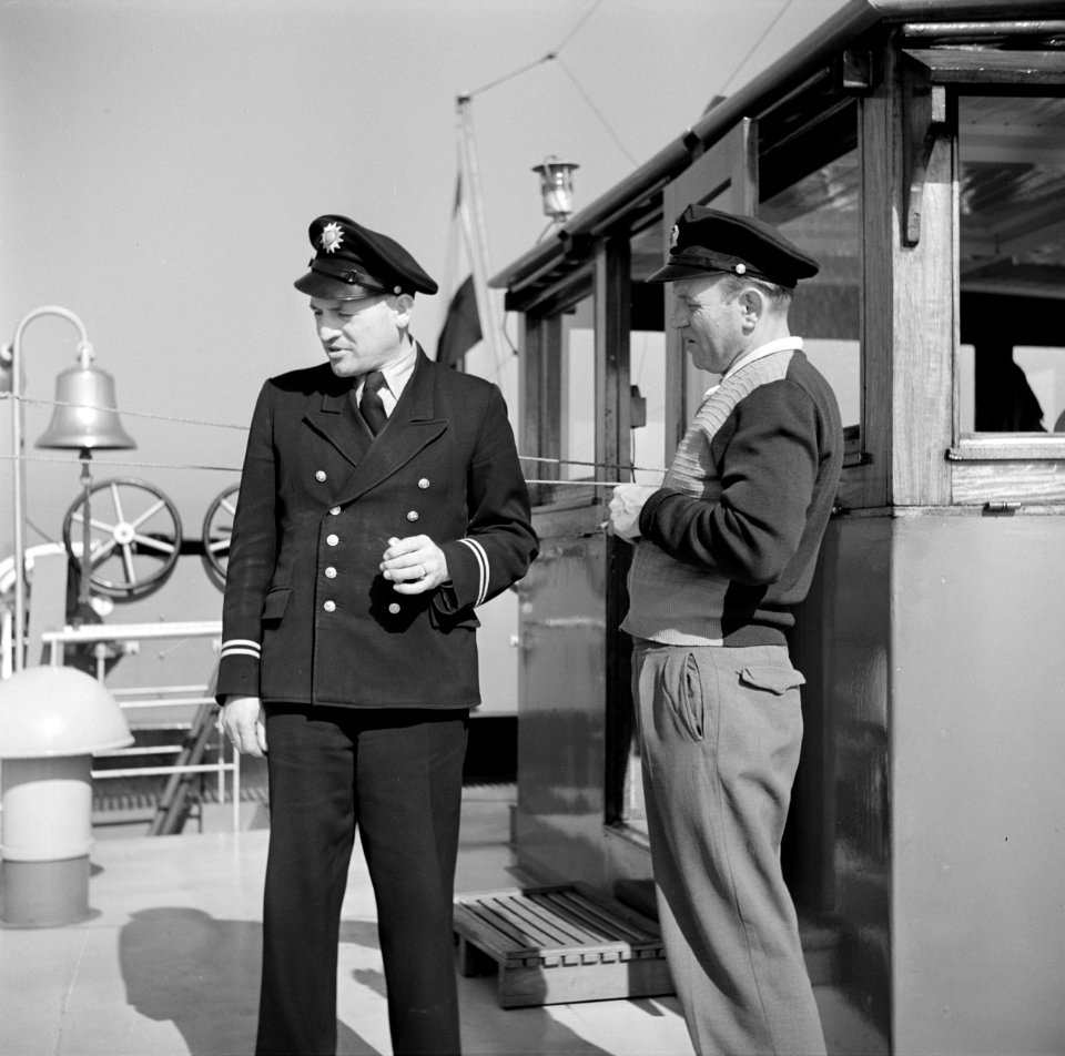 Schipper Anton Rieb staat met agent Willy Steeger van de wasserschutzpolizei te…, Bestanddeelnr 254-1520