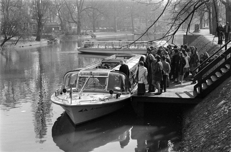 Scholieren in Rijksmuseum, rondvaartboot bij concert, opdracht CRM, Bestanddeelnr 925-4629
