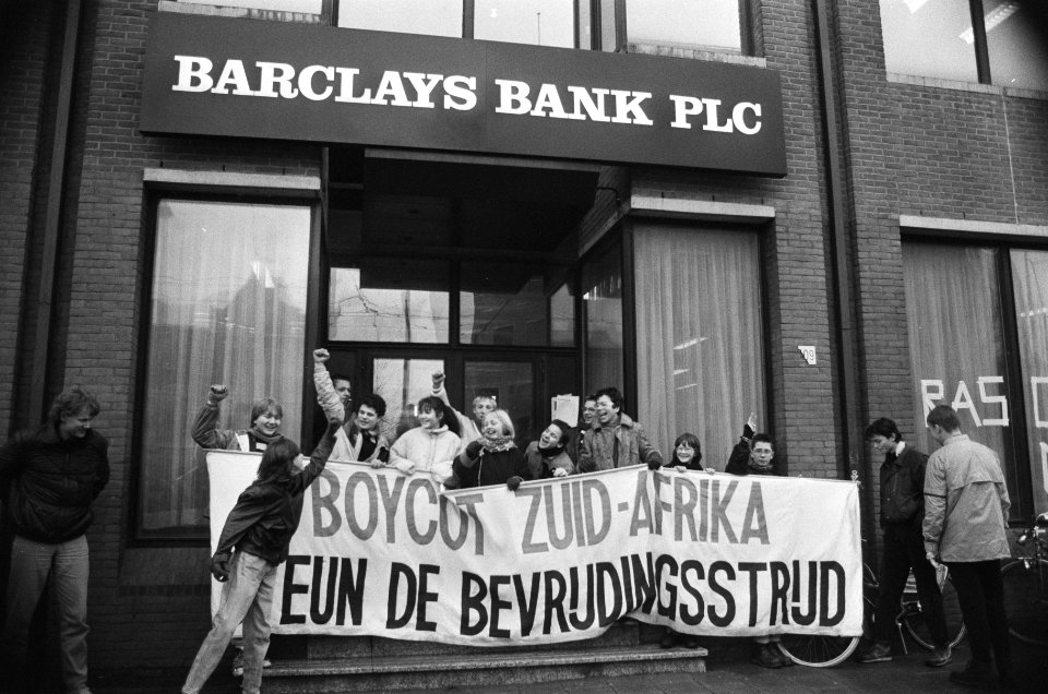 Scholieren demonstreren bij Barclays Bank in Amsterdam in verband met betrekking, Bestanddeelnr 933-5255