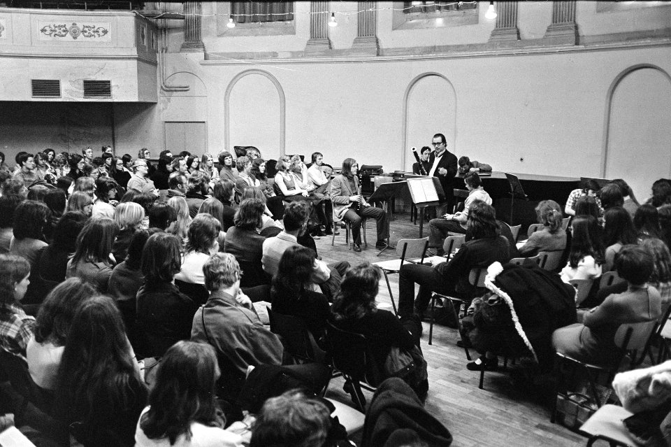 Scholieren in Rijksmuseum, rondvaartboot en bij concert opdracht CRM, Bestanddeelnr 925-4628