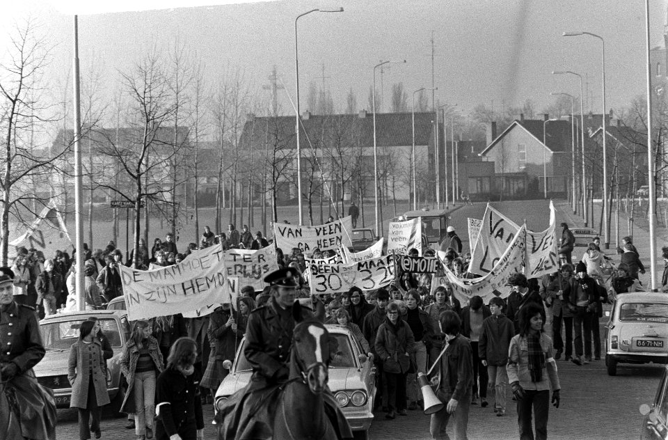 Scholieren demonstreren tegen onderwijsbeleid van minister Van Veen in Eindhoven, Bestanddeelnr 925-2433
