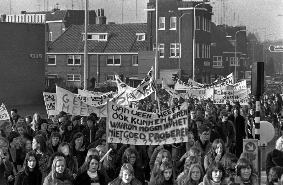 Scholieren demonstreren tegen onderwijsbeleid van minister Van Veen in Eindhoven, Bestanddeelnr 925-2428