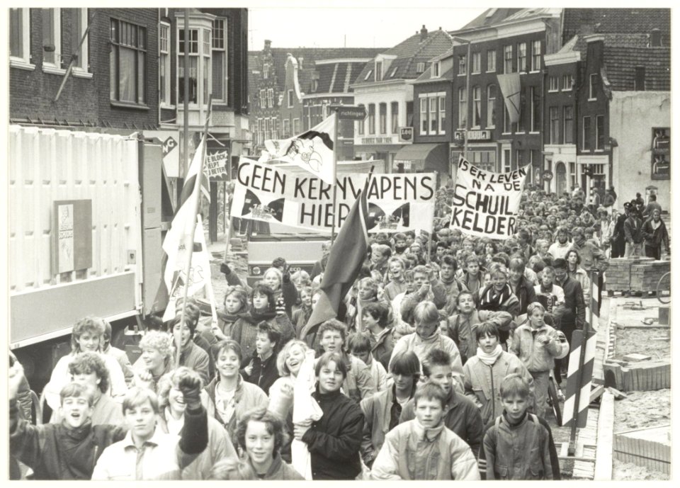Scholieren demonstreren op de Gedempte Oude Gracht tegen kruisraketten