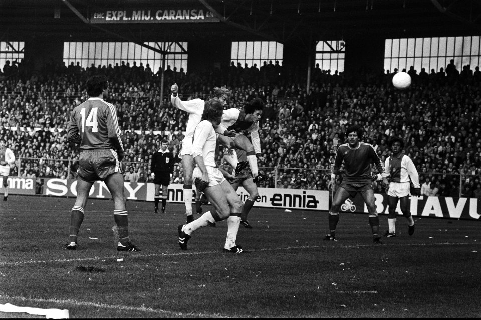 Schoenaker scoort voor Ajax, rechts Tahamata, Bestanddeelnr 930-5326