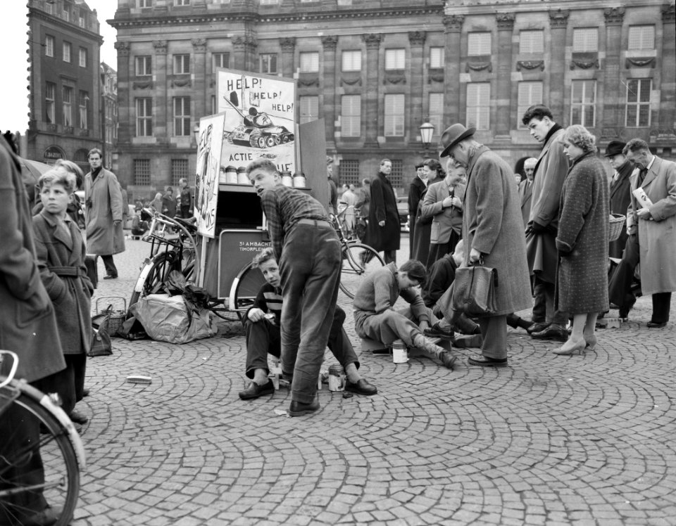 Schoenen poetsen door Technische School Oost, Bestanddeelnr 908-1328