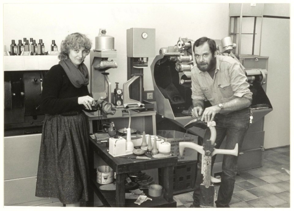 Schoenenhandel Van der Linden, Kleine Houtstraat 8. Mevrouw Anneke Woothuis- van der Linden en haar man Han Woothuis in de nieuwe schoenmakerij. NL-HlmNHA 54016657