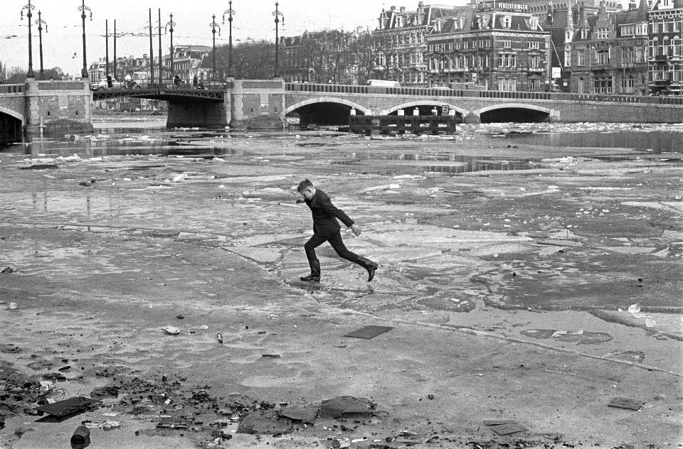 Schotsie springen, de jongens midden op de Amstel, Bestanddeelnr 914-9046