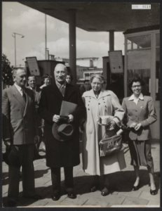 Schiphol ontvind de 5.000.000ste bezoeker. De heer J. Adriana uit Amsterdam pose, Bestanddeelnr 098-0319