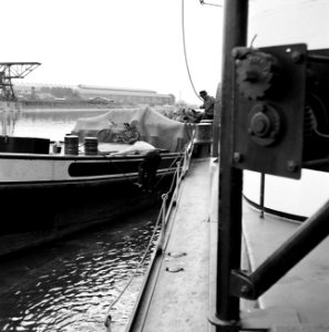 Schipper Anton Rieb meer de Damco 9 aan een ander binnenvaartschip, vermoedelijk, Bestanddeelnr 254-1386