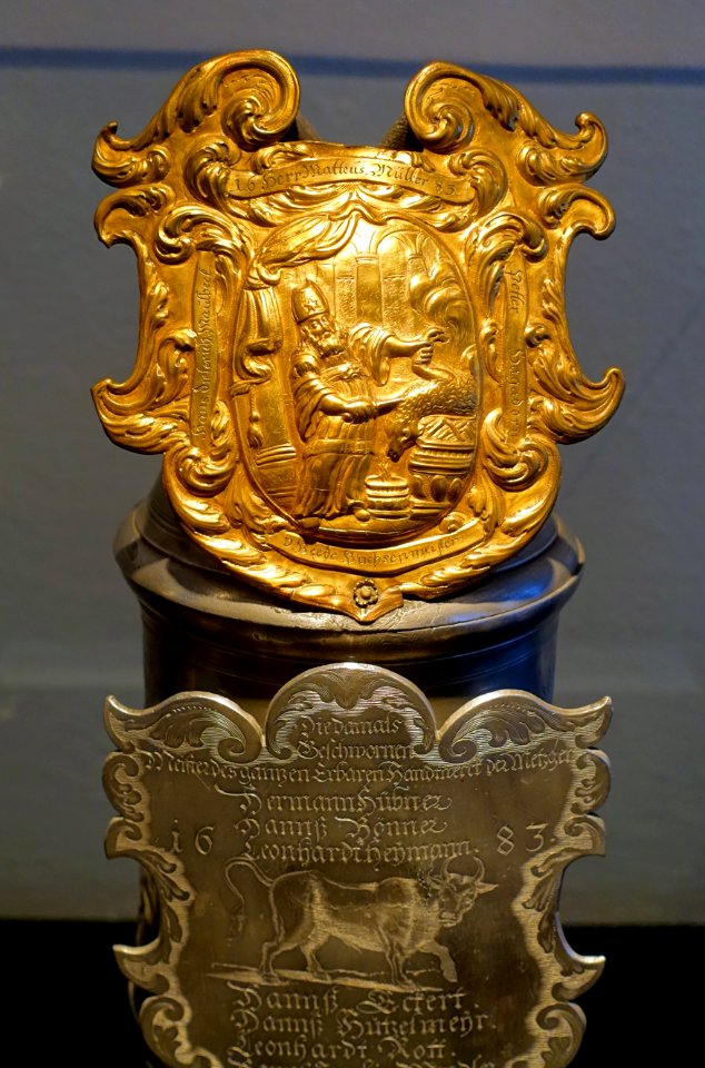 Schliefkanne (tankard) for the butchers of Nuremberg, made by Caspar Wandel the younger, 1683 AD, tin, view 2 - Stadtmuseum Fembohaus - Nuremberg, Germany -DSC02117