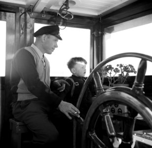 Schipper Anton Rieb met zijn zoon Walter in de stuurhut van de Damco 9, Bestanddeelnr 254-1418