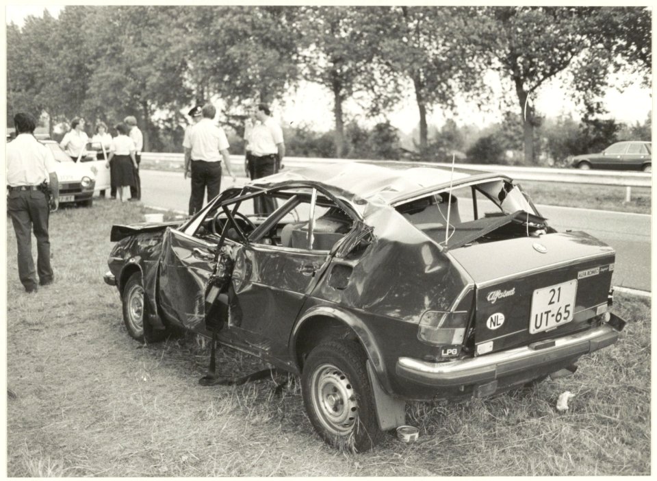 Schipholweg auto-ongeluk. NL-HlmNHA 54021146