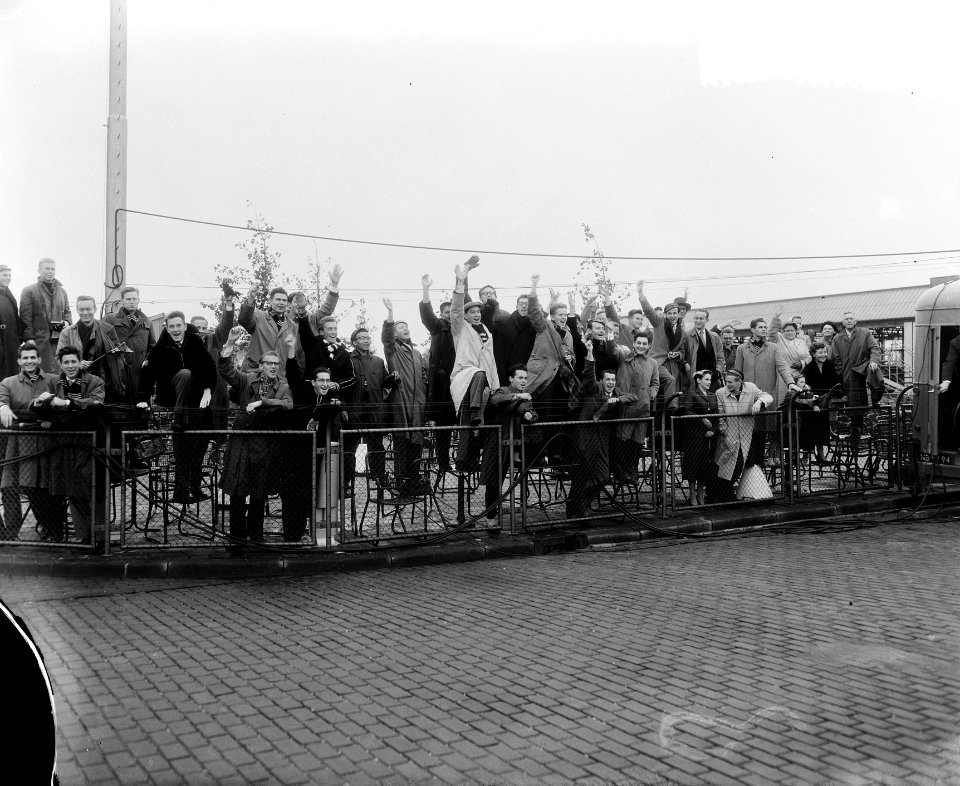 Schiphol vertrek juichende mensen, Bestanddeelnr 907-3906