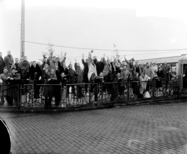 Schiphol vertrek juichende mensen, Bestanddeelnr 907-3906