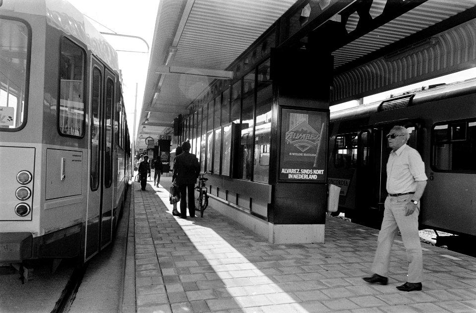 Schiphollijn in gebruik genomen station RAI met links de tram (lijn 4) en recht, Bestanddeelnr 931-5202